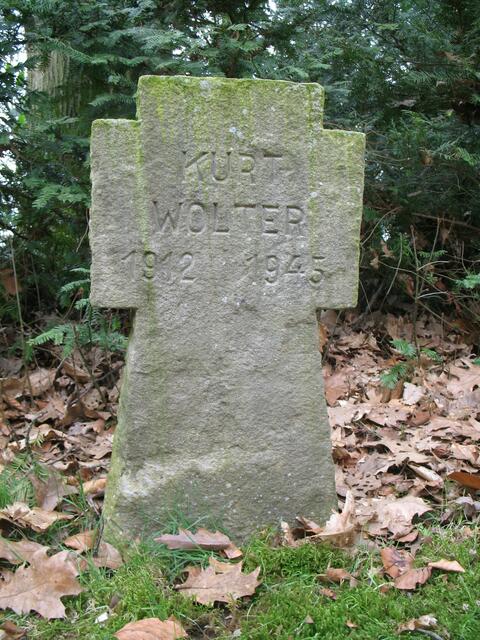 Das Grab meines Onkels zwischen anderen Kriegsopfergräbern auf dem Waldfriedhof in Dorsten. Er saß als Lehrer an seinem Schreibtisch in der Schule, als die letzten Bomben fielen.