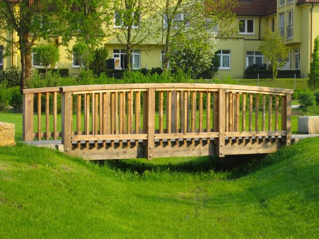 Eine romantische Holzbrücke und ein Ablauf völlig ohne Wasser