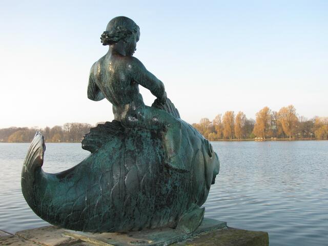 Der Fischreiter, geschaffen vom Bildhauer Arno Scheuernstuhl.