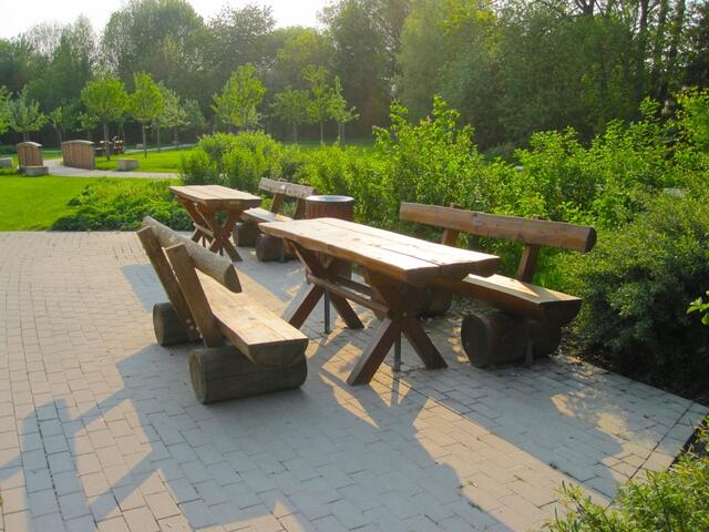 Gestiftete Bänke und Tische laden zum Verweilen ein