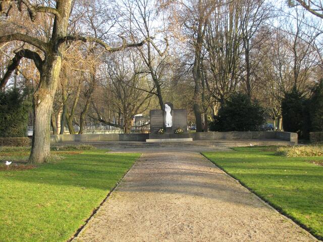 Friedhof hauptsächlich sowjetischer Kriegsopfer am Arthur-Menge-Ufer des Maschsees.
