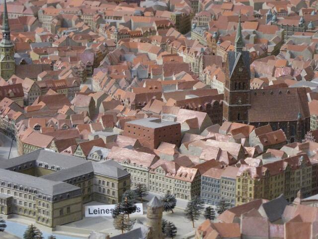 Leineschloss und Marktkirche, links am Bildrand die Kreuzkirche.