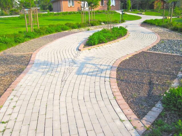 Der gesamte Barfußpfad links und rechts des Weges