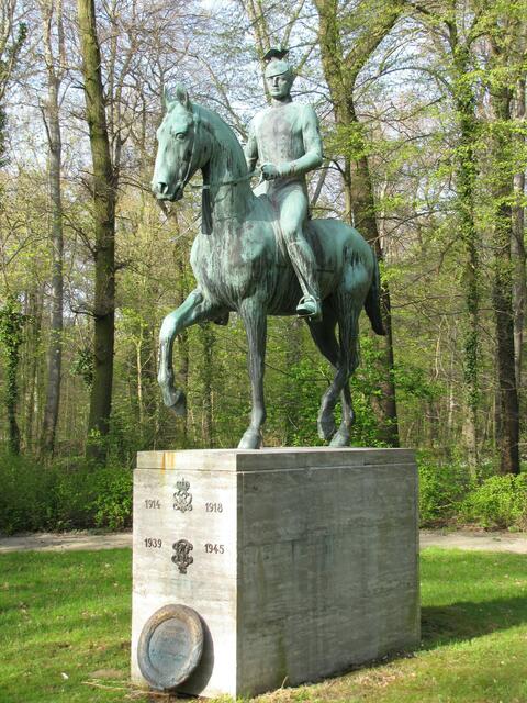 Ehrenmal der Königsulanen an der Bernadotteallee. Knapp drei Millionen Pferde wurden von der Wehrmacht im Krieg eingesetzt. Über 60 Prozent fanden den Tod.