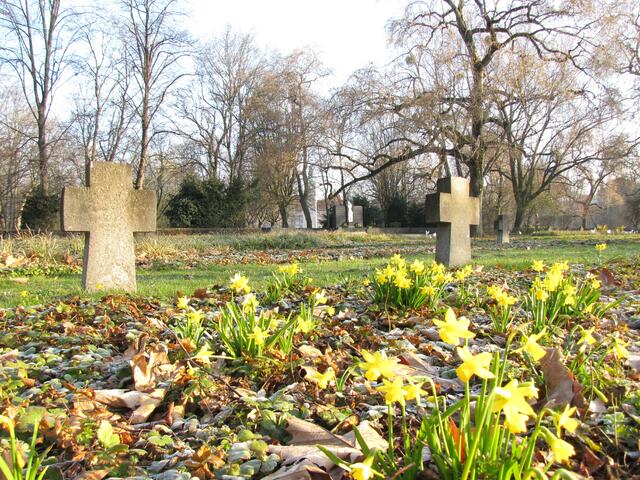 Auf dem Seelhorster Friedhof wurden sie kurz vor Kriegsende ermordet. Vorher mussten sie dort ihr eigenes Grab ausschaufeln.