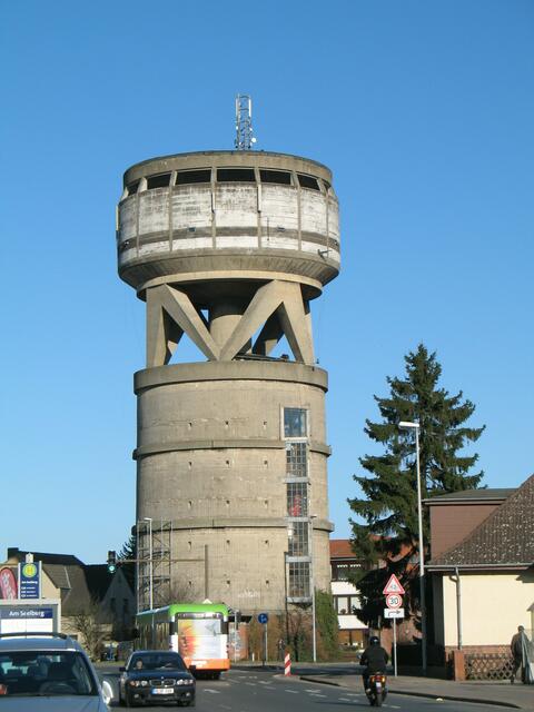 Misburger Bunker, zum Wasserturm ausgebaut.
