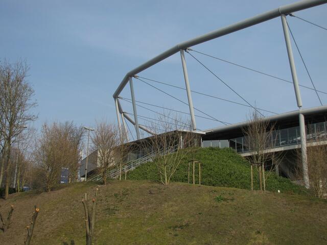 Die Hänge der Westtribüne des Stadions am Maschsee sind aus 2,5 Millionen Kubikmeter Trümmerschutt entstanden. Ebenfalls aus Trümmerschutt einige Tiergehege im Zoo.