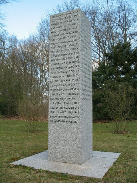Erinnerung an die sowjetischen Kriegsgefangenen, die kurz vor Kriegsende an dieser Stelle ermordet wurden.