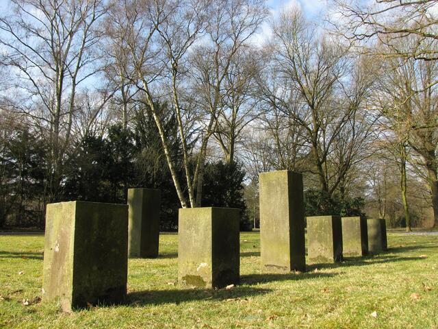 Nach Kriegsende kam es zu weiteren Opfern, da sich in der Stadt 40 000 Zwangsarbeiter aufhielten, von denen sich einige an den Deutschen rächen wollten, die nun nichts mehr zu sagen hatten.