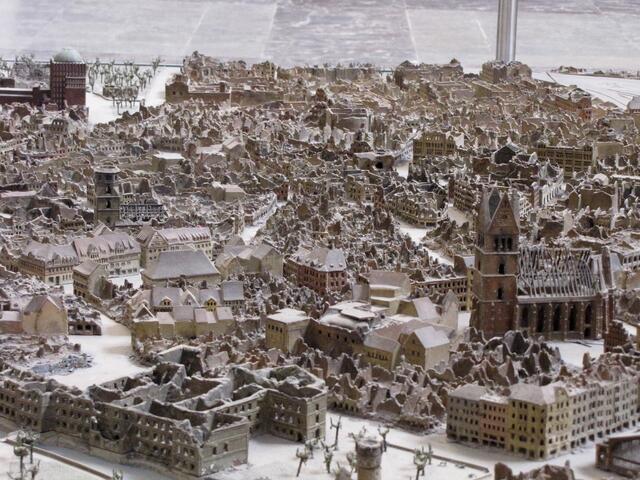 85 Prozent der Innenstadt wurden vollständig zerstört. Zuvor aber hatte die deutsche Wehrmacht Städte unserer Nachbarländer bombardiert.
