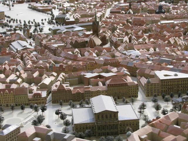 Das Zentrum mit Opernhaus und Marktkirche vor dem Krieg.