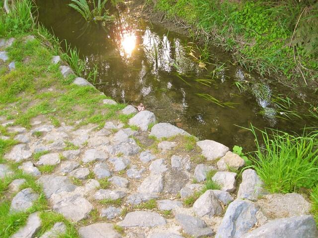 Der Fuchsbach, welcher dem Park den Namen gab - mit Zugangsstelle