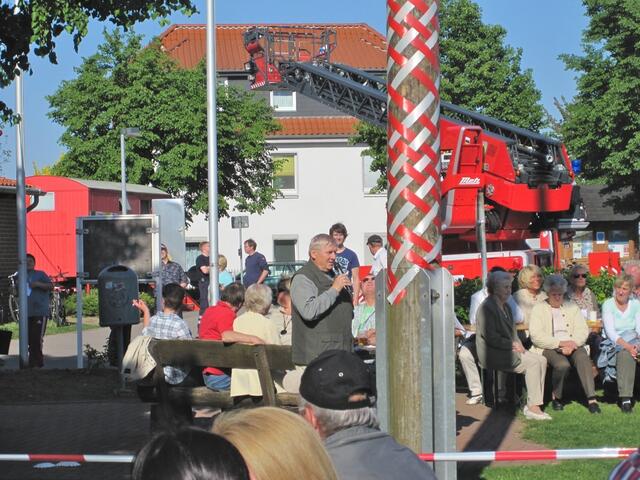Ortsbürgermeister Wulkopf hält eine kleine Ansprache