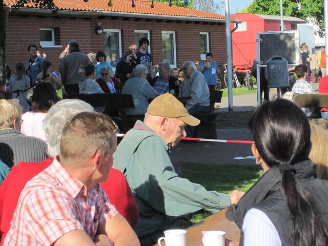 Zahlreiche Besucher - auch aus Oerie selbstverständlich - verfolgen das Spektakel