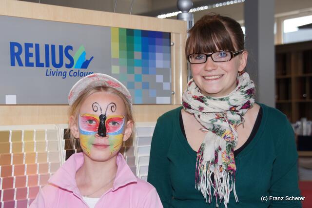 Farbenhaus Friedberg - Living Colors, im wahresten Sinne des Worts. Lena und ihre Visagistin und Farbkünstlerin Andrea Loder.