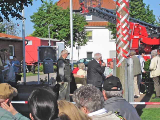 Pattensens Bürgermeister Griebe macht auf den neuen Leiterwagen aufmerksam und wünscht allen ein schönes Maibaumfest