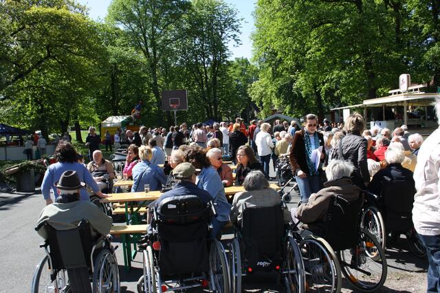Alle warten auf den Maibaum