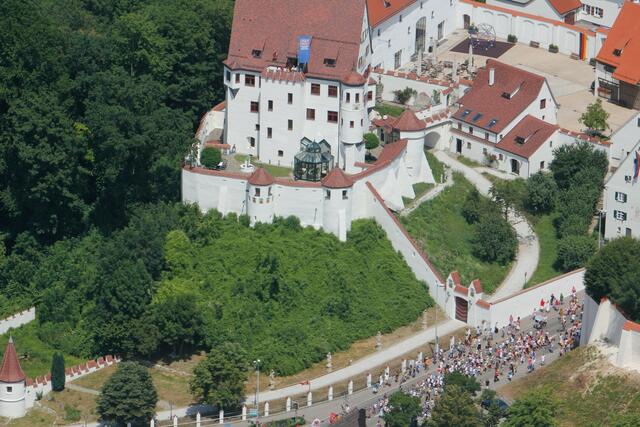 Zu sehen im Vordergrund der Kinderfestumzug im Hintergrund das Schloß | Foto: Ernst Prost Archiv
