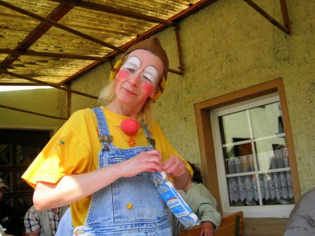 Für Kurzweil sorgt Tochter Katrin, Schwester von Matthias Weiße, als lustiger Clown.