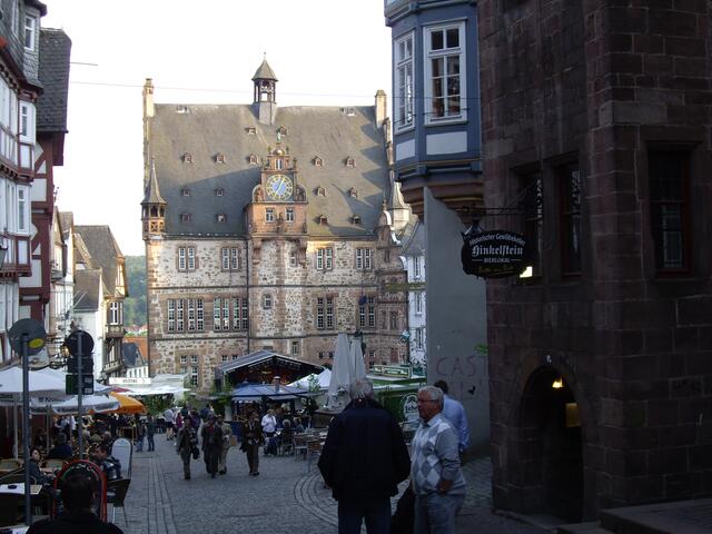 noch scheint die Sonne auf das Rathaus