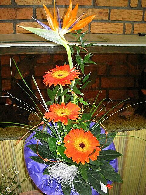 Blumengesteck mit Gerbera und Strelitzie