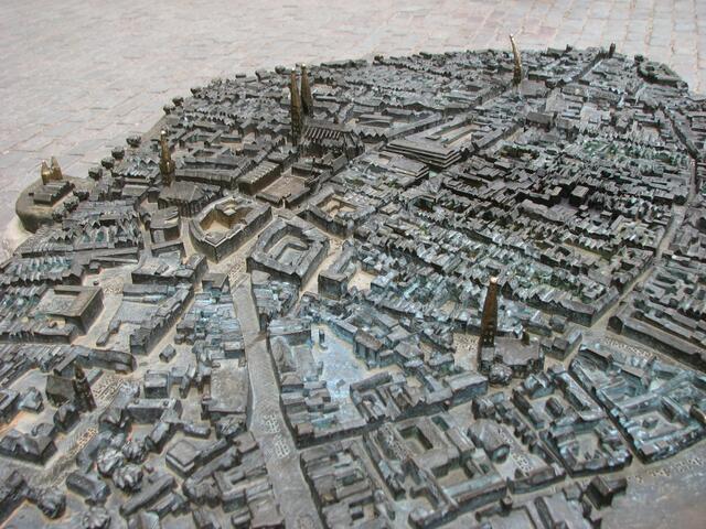 Lübecks Altstadt zum Ertasten auf dem Marktplatz  (©Katja Woidtke)