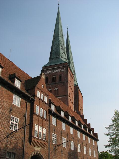 Zeughaus und Türme des Doms in Lübeck  (©Katja Woidtke)