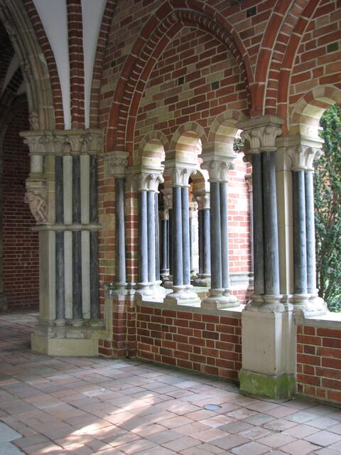Im Paradies des Lübecker Doms wurden auch Almosen vergeben.  (©Katja Woidtke)
