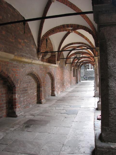 In den Arkaden boten früher Händler ihre Waren an. Rathaus Lübeck  (©Katja Woidtke)