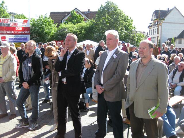 Auch die Bürgermeisterkandidaten Ronald Schütz (Grüne) und Klaus Sidortschuk (SPD) stehen in erster Reihe mit dem Bundestagsabgeordneten Matthias Miersch