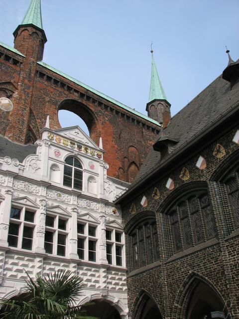 Rathaus Lübeck: Südwand, Renaissance-Laube und Danzelhus  (©Katja Woidtke)