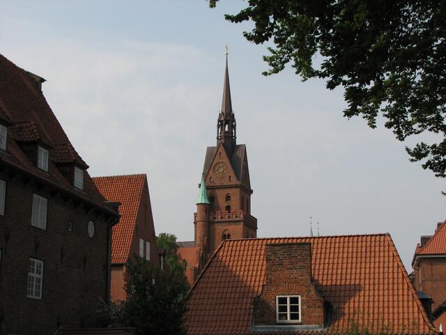 Der Kirchturm der katholischen Herz-Jesu-Kirche erinnert an die Marktkirche in Hannover.  (©Katja Woidtke)