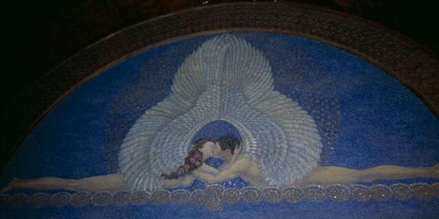 Das in Blau und Gold strahlende Mosaik Der Kuß von Friedrich Wilhelm Keukens (1908-10) in der Eingangshalle des Hochzeitsturms fordert die Liebe geradezu heraus.