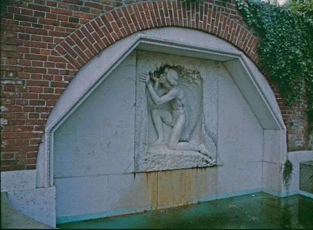 Den marmornen Wandbrunnen mit der Figur des trinkenden Jünglings kreierte Ludwig Habich.