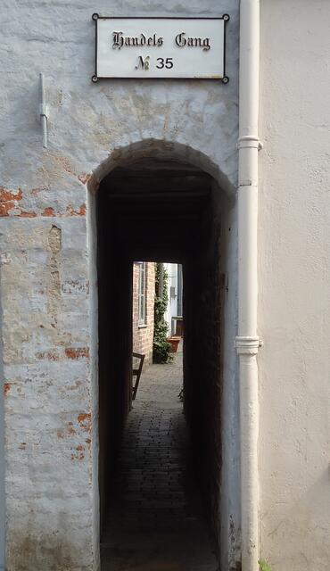 Jedes noch so kleine Plätzchen wurde genutzt (Gänge in Lübeck)  (©Katja Woidtke)