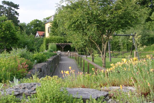 Therapie- und Sinnesgarten von Schloss Landau bei Bad Arolsen – jederzeit zugänglich, barrierefrei