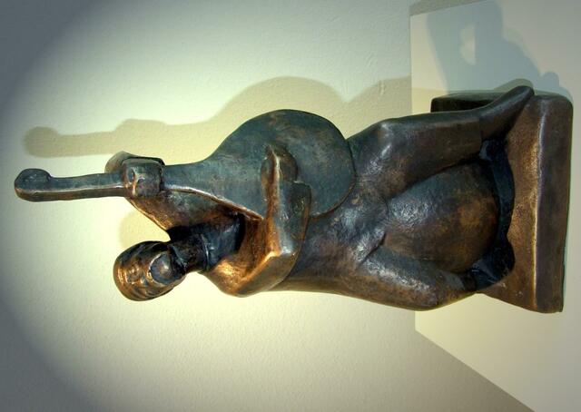 Musizierender mit Bandura, 1958, Bronze, 54 cm.