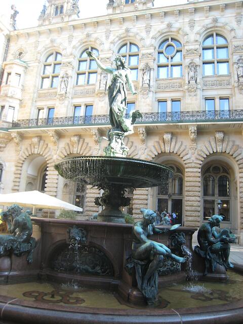 Versteckte Sehenswürdigkeiten: Der Justitia-Brunnen vor der Hamburger Börse