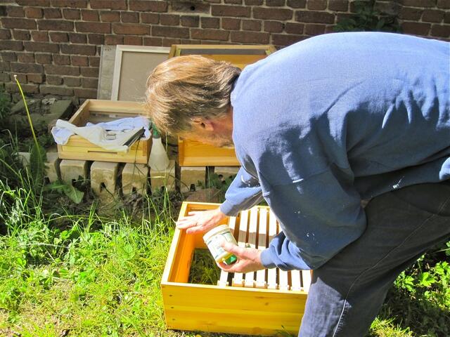 Einfetten der Zargenränder, um ein Zusammenkleben zu verhindern, denn man muss ja auch mal gucken können.