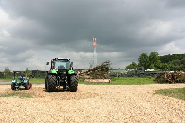 27.05.2010: Traktoren stehen vor dem benachbarten Bundeswehrgelände.