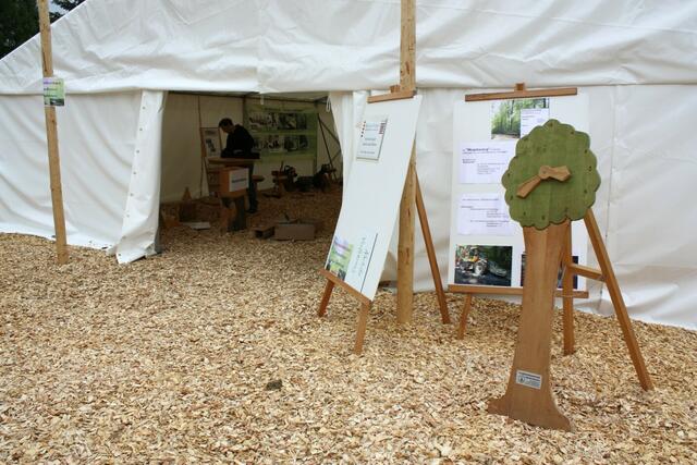 26.05.2010: Die Ausstellung im Zelt wird aufgebaut.