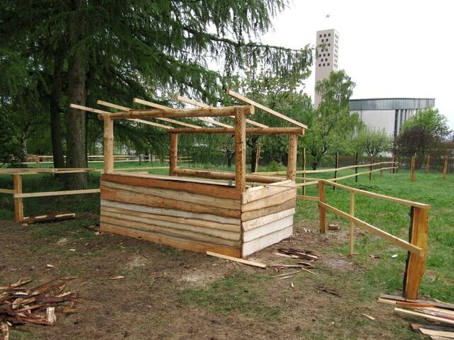 06.05.2010: Bau eines Unterstands