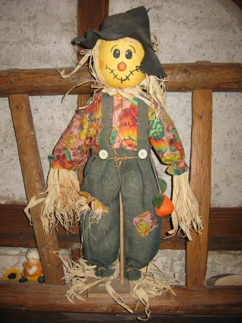 Stroh Männchen auf dem Heuwagen im Gasthof.