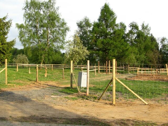 04.05.2010: Gatter und Zäune entstehen.