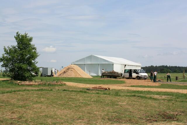 09.06.2010: Hackschnitzel wurden wieder zu Bergen zusammengetragen.