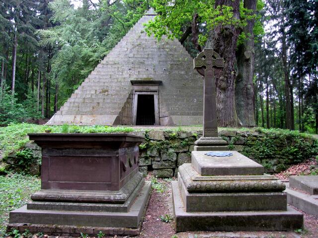 Grabpyramide des Grafen zu Münster am Laves-Kulturpfad