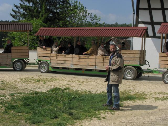 Unser Traktorfahrer erklärte noch einige wichtige Informationen zu der Fahrt, denn es waren 4 Busse da.