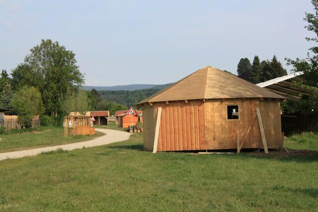 Die runde Hütte ist aufgestellt. (8.5.2011)