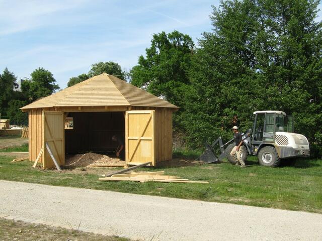 In der runden Hütte wird die Bodenfläche mit Hackschnitzeln belegt. (9.5.2011)