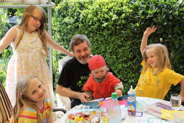 G. Hansi mit seinen Enkelkindern | Foto: G. Hansi